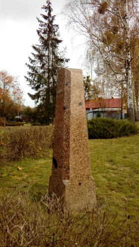 Mały obelisk upamiętniający Isaaca Bashevisa Singera w Leoncinie. Poza ulicą Isaaka Bashevisa Singera, przy której stoi szkoła im. Jana Pawła II, brak tu jakiegokolwiek śladu po nobliście.