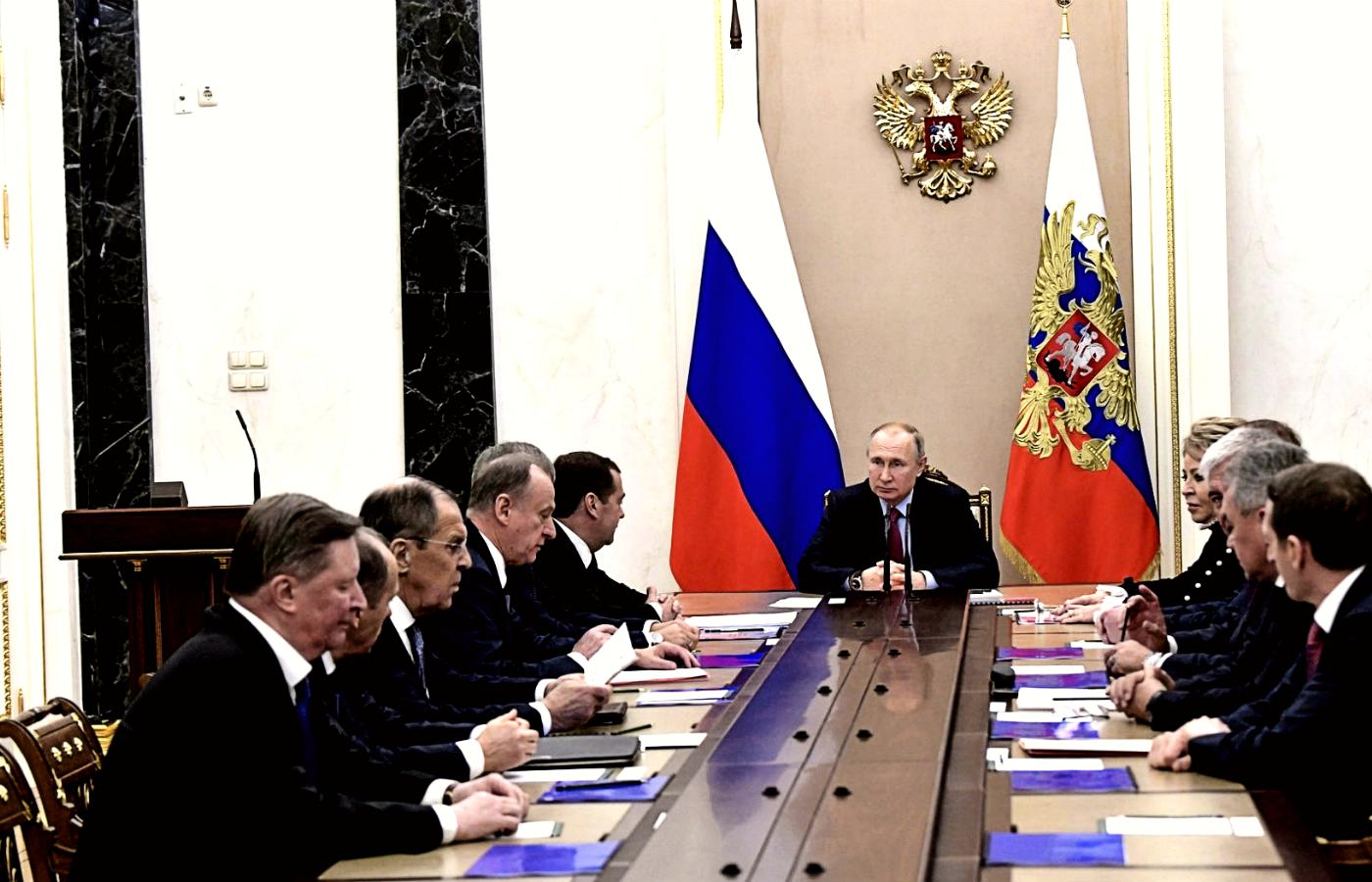 Władimir Putin na Kremlu podczas posiedzenia prezydenckiej rady bezpieczeństwa