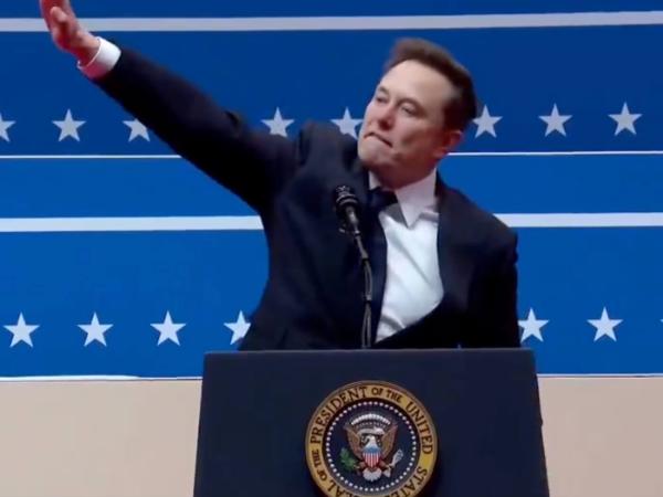 Elon Musk podnosi rękę podczas przemówienia na uroczystości towarzyszącej inauguracji prezydentury Donalda Trumpa w Waszyngtonie 20 stycznia 2025 r.