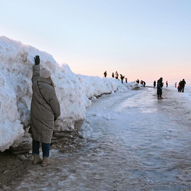 Zwały lodowe, tzw. torosy, na plaży w Mikoszewie nad Zatoką Gdańską.