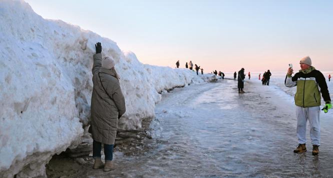 Zwały lodowe, tzw. torosy, na plaży w Mikoszewie nad Zatoką Gdańską.