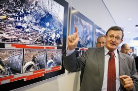 Jeszcze jeden tzw. temat zastępczy - zaklejone napisy pod wystawą o katastrofie smoleńskiej w Europarlamencie.