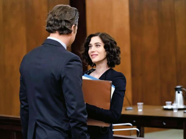 Joshua Jackson jako Dan i Lizzy Caplan jako Alex w serialu „Fatalne zauroczenie”.