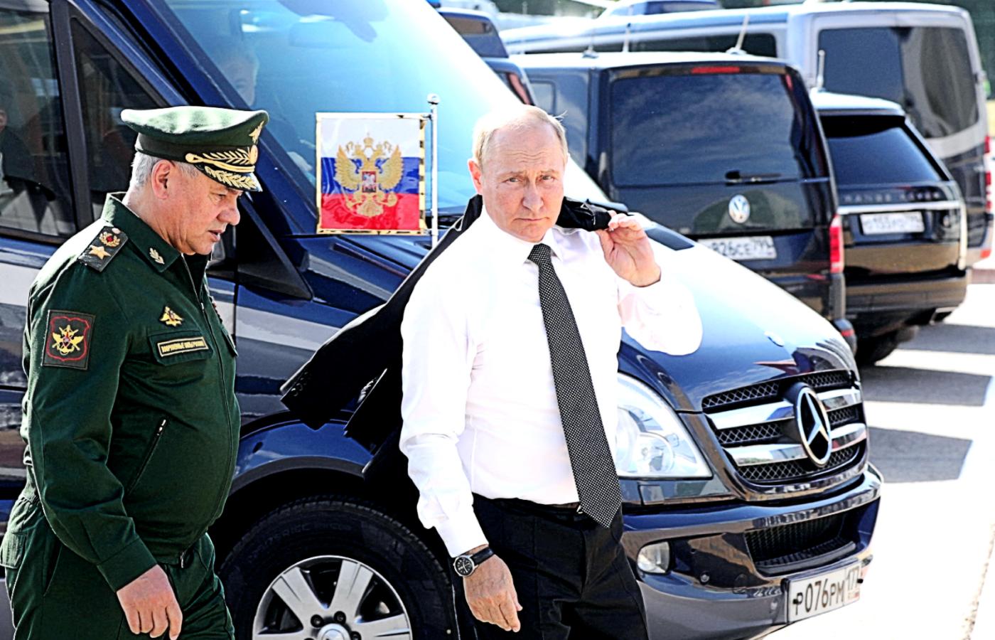 Minister Siergiej Szojgu tłumaczy, że marazm na froncie nie oznacza słabości rosyjskiej armii, ale „celowe spowolnienie”. Na zdjęciu on i Władimir Putin