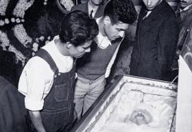 Trocki w trumnie. Urnę z jego prochami złożono na dziedzińcu willi w Coyacan, pod obeliskiem z sierpem i młotem.