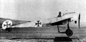 Fokker Eindecker (jednopłat) startujący do lotu. Te samoloty jako pierwsze zostały wyposażone w synchronizator.