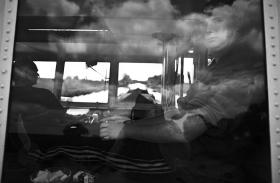 Dariusz Marchewka (za sterem) i Krystian Bednarczyk podczas długich godzin rejsu.