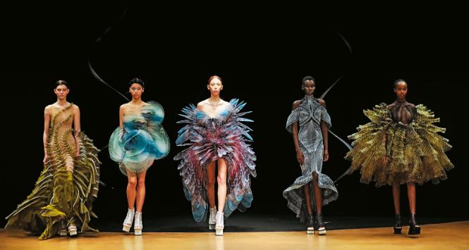 Iris van Herpen sięga po dość oczywiste inspiracje: woda, przyroda, powietrze, ale w swoich projektach wykorzystuje technologie dalekie od banału. Paryski Fashion Week i pokaz wiosenno-letniej kolekcji na 2020 r.