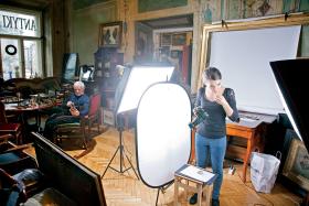 Marek w swoim antykwariacie z dokumentalistką kolekcji Elżbietą