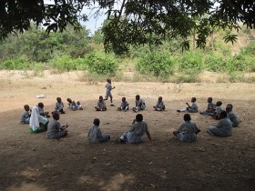 Przed każdą szkołą znajdzie się kawałek placu do zabawy na przerwie. W afrykańskim kręgu.