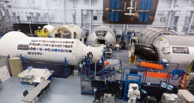 Space Vehicle Mockup Facility. Tu trenuje się pracę na makietach statku kosmicznego w skali 1:1.