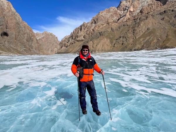 Zimą Jezioro Kel Suu zamarza. Jego tafla staje się idealnie przejrzysta, a urozmaicona pęknięciami struktura lodu - niebywale fascynująca