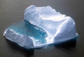 Okolice Wyspy Baffina, drugiej po Grenladnii, pod względem wielkości, wyspy Arktyki. Wyraźnie widać (niebieska woda) proces topnienia góry lodowej.