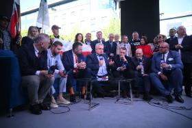 Tomasz Sakiewicz w otoczeniu wspierających go polityków i sympatyków.