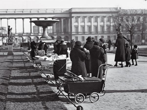 Opiekunki w warszawskim Ogrodzie Saskim, 1935 r.