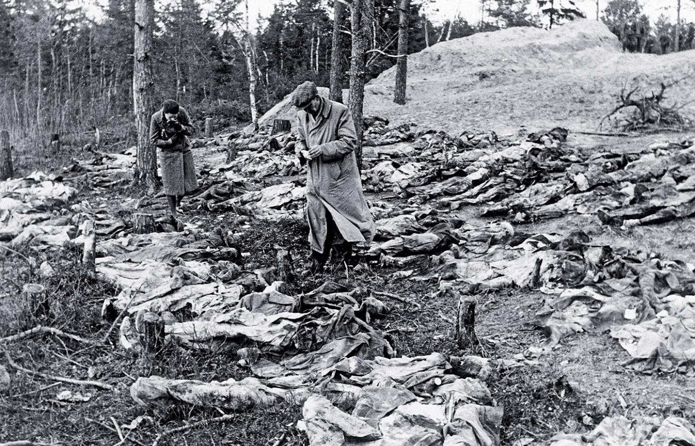 Groby polskich oficerów odkryte przez Niemców w Katyniu, kwiecień 1943 r.