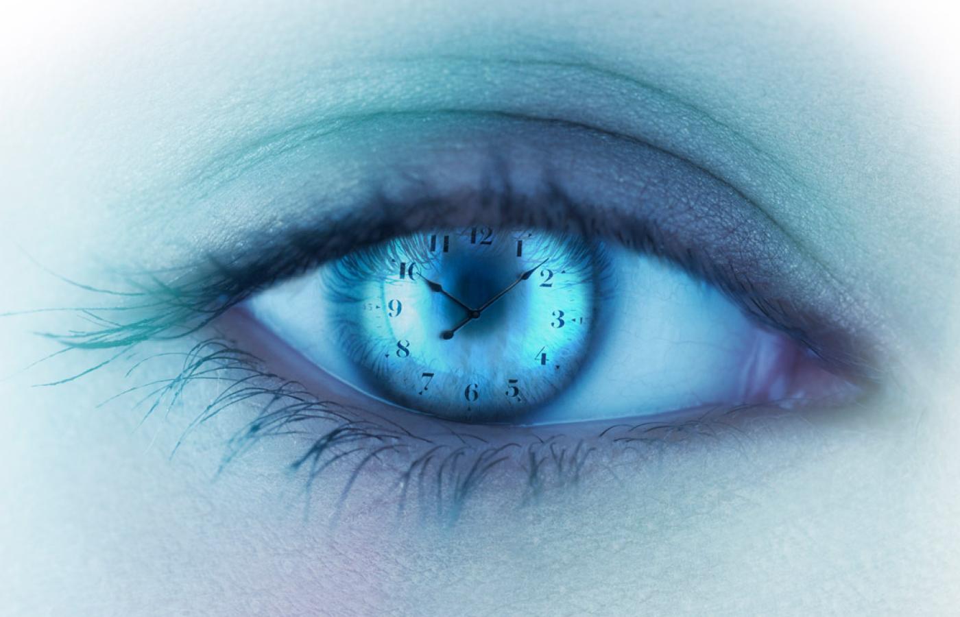 Niebieskie światło emitowane przez monitory zaburza działanie wewnętrznego zegara – imituje poranek, więc kora mózgowa wzmaga swoją czujność i zachowuje się tak, jakby właśnie zaczynał się dzień.