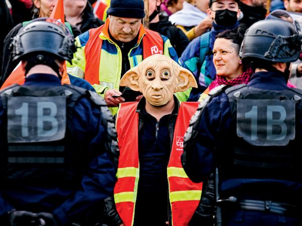 Kolorowa i głośna demonstracja przeciwników podniesienia wieku emerytalnego z hasłami: „Macron – ustąp” oraz „Zabierz swoją emeryturę, a nie naszą”.