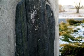 Deski ze spalonej stodoły wmurowane zostały w pomnik. Bliżej 1941 roku już się być nie da.