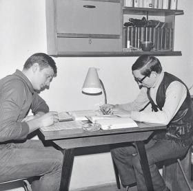 Studenci III roku Instytutu Nauk Politycznych UW przed zimową sesją egzaminacyjną, akademik przy ul. Żwirki i Wigury w Warszawie, 1947 r.