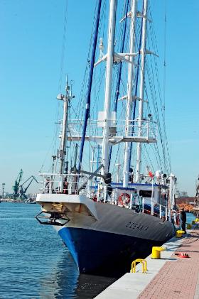 „Oceania” – statek należący do Instytutu Oceanologii PAN, wyposażony w nowoczesne urządzenia do badania toni morskiej i pomiarów atmosferycznych.