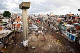Villa 31 to piekło urbanisty. Na niecałych 15 hektarach tłoczy się ponad 30 tys. mieszkańców, a nad ich głowami przebiega wybudowana tu w latach 90. autostrada.