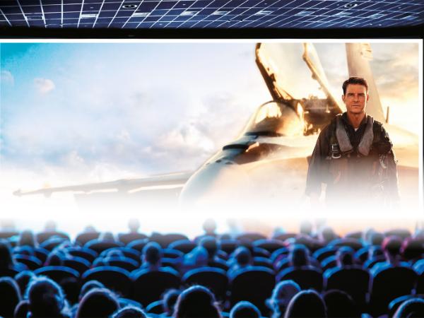 „To bardzo ekscytujące momenty, w których czuje się wypełniającą salę kinową miłość publiczności do tego, co właśnie ogląda. Pokaz „Mavericka” był właśnie czymś takim.”