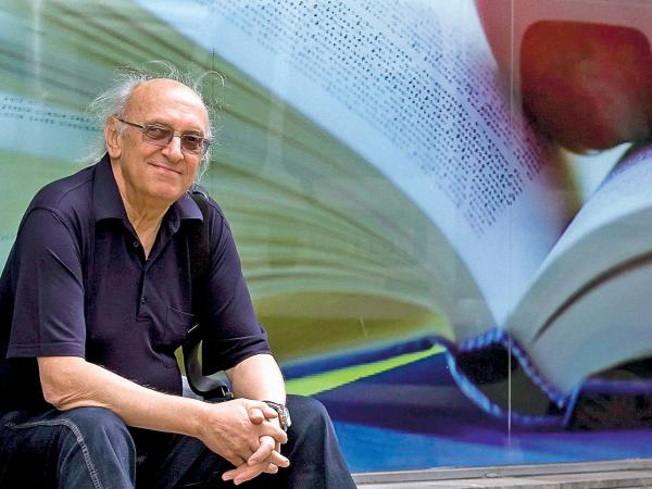 Autor kryminału Petros Makaris jako stary lewicowiec Makaris nie ma sympatii dla glin. Byli dla niego synonimem faszystów