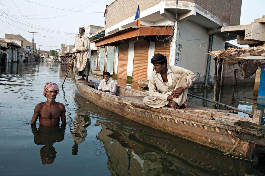 Wielka powódź wywołana przez zjawisko atmosferyczne zwane wzmocnieniem quazi-rezonansowym zatopiła w 2010 roku miasto Khairpur Nathan Shah w Pakistanie.