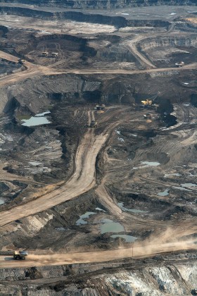 Te maleńkie wywrotki na zdjęciu zabierają po 350 ton piachu. 100 tyś. osób pracuje w tym przemyśle, a 200 tyś. w usługach, remontując np. samochody kopalni.