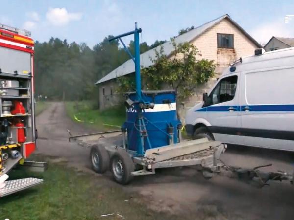 Do płonącej stodoły w Ryczycy zjechali straż, policja, saperzy, operatorzy dronów.