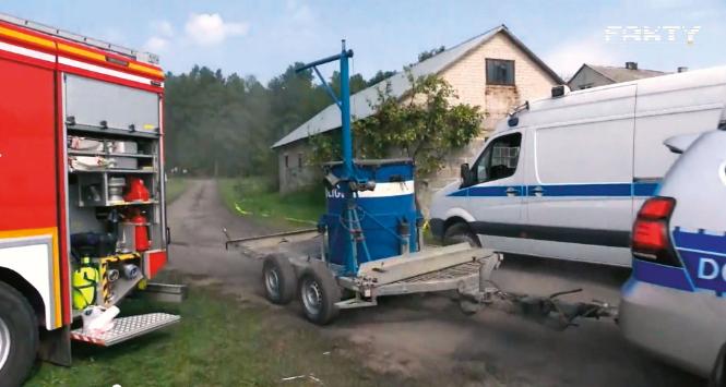 Do płonącej stodoły w Ryczycy zjechali straż, policja, saperzy, operatorzy dronów.