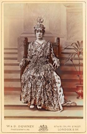 Sarah Bernhardt, aktorka; jej Teodora (na fot.) w sztuce Victoriena Sardou wykreowała pod koniec XIX w. modę na Bizancjum.