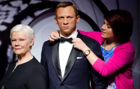 Jako słynna pani M, zwierzchniczka Jamesa Bonda w kolejnych odsłonach przygód agenta 007, doczekała się swej figury woskowej w muzeum Madame Tussauds. Na zdj. z woskowym Danielem Craigiem.