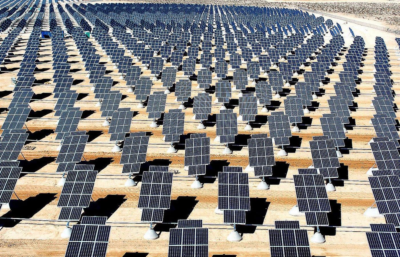 Elektrownia słoneczna w bazie Nellis Air Force w Newadzie. Amerykanie do 2020 roku stworzą technologię pozyskiwania energii ze słońca, która da 1 wat energii za cenę znacznie poniżej 1 dolara . U.S. Department of Energy przeznaczył na ten cel 25 mln $.