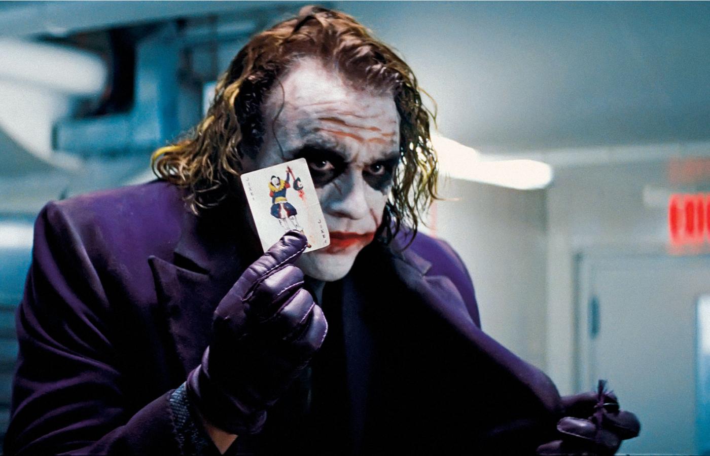 Demoniczna postać Jokera grana przez Heatha Ledgera.