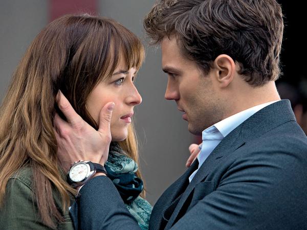 Studentka (Dakota Johnson) w objęciach milionera (Jamie Dornan)