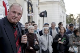 Jan Tomaszewski, legendarny bramkarz polskiej reprezentacji, człowiek, który zatrzymał Anglię, teraz, jako kandydat PiS na posła chce zatrzymać Tuska. W ostatnią niedzielę lata spotkał się z wyborcami przed namiotem Solidarnych 2010 w Warszawie.