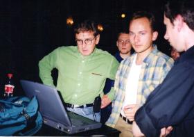 Pierwszy od lewej to Marek Hołyński, autor cyklu felietonów „E-mailem z Krzemowej Doliny”. Towarzyszą mu czytelnicy „Nowej Fantastyki”.