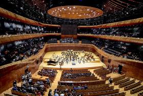 I wreszcie sama sala koncertowa, jądro inwestycji: fantastyczne materiały wykończeniowe (orientalne gatunki drewna), efektowny opływowy kształt, znakomita akustyka. NOSPR umiejętnie łączy tradycję z nowoczesnością, a rozmach – z dobrym smakiem.