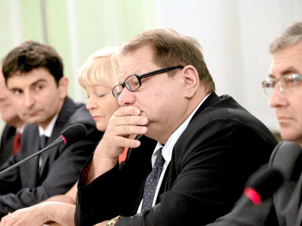 Ryszard Kalisz (w środku) podczas prezentacji raportu komisji w 2011 r.