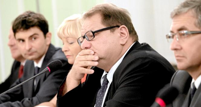 Ryszard Kalisz (w środku) podczas prezentacji raportu komisji w 2011 r.