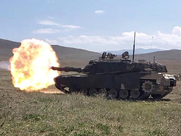 Abrams podczas ćwiczeń w Gruzji. Ukraińcy wycofali te czołgi z frontu, żeby wzmocnić je o systemy przeciwdronowe.
