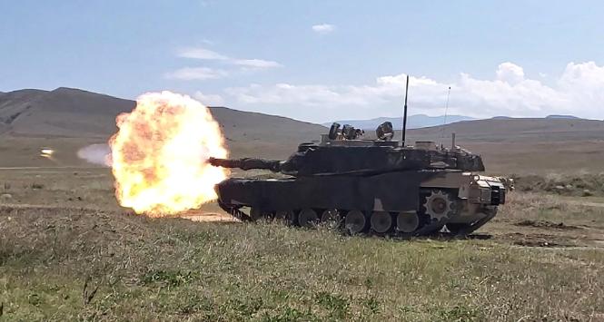 Abrams podczas ćwiczeń w Gruzji. Ukraińcy wycofali te czołgi z frontu, żeby wzmocnić je o systemy przeciwdronowe.