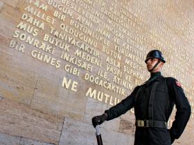 Warta honorowa przy mauzoleum Atatürka w Ankarze.