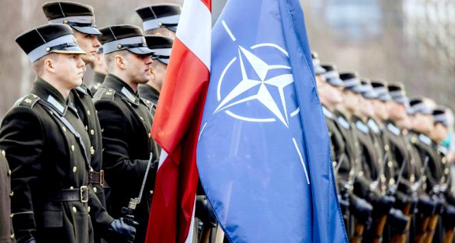 Łotewscy żołnierze w 20. rocznicę wstąpienia do NATO, 5 kwietnia 2024 r.