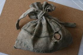 Odnaleziony woreczek Sary Wajsztejn z klockami do nauki artymetyki.