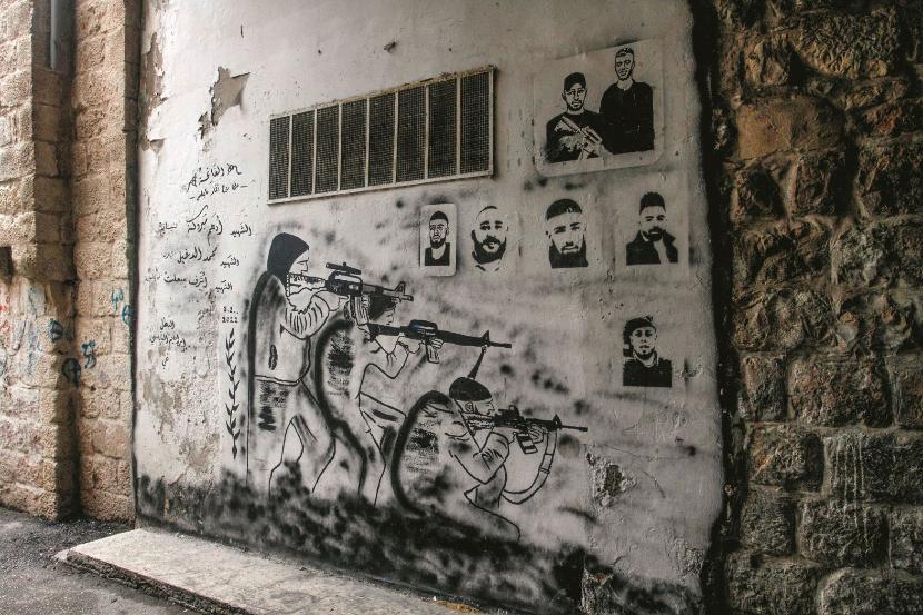 Mural w Nablusie upamiętnia Jaskinię Lwów, zbrojną grupę rozbitą przez izraelską armię. Zabici „męczennicy” mają – jeszcze młodszych – następców.