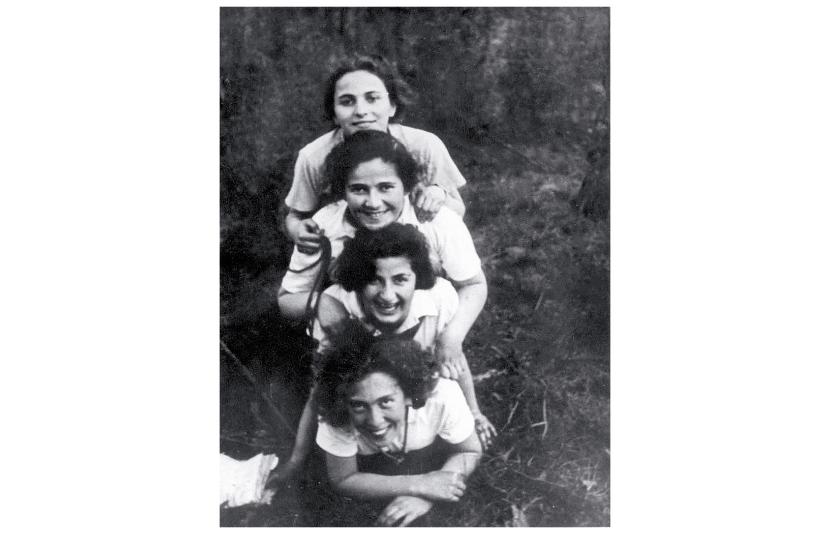 Tosia Altman (najniżej) z koleżankami na obozie Ha-Szomer ha-Cair we Włocławku, 1937 r.
