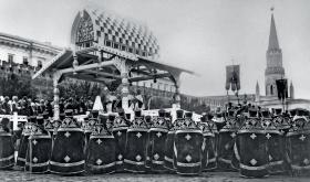 Obchody setnej rocznicy wojny 1812 r., msza na placu Czerwonym w Moskwie